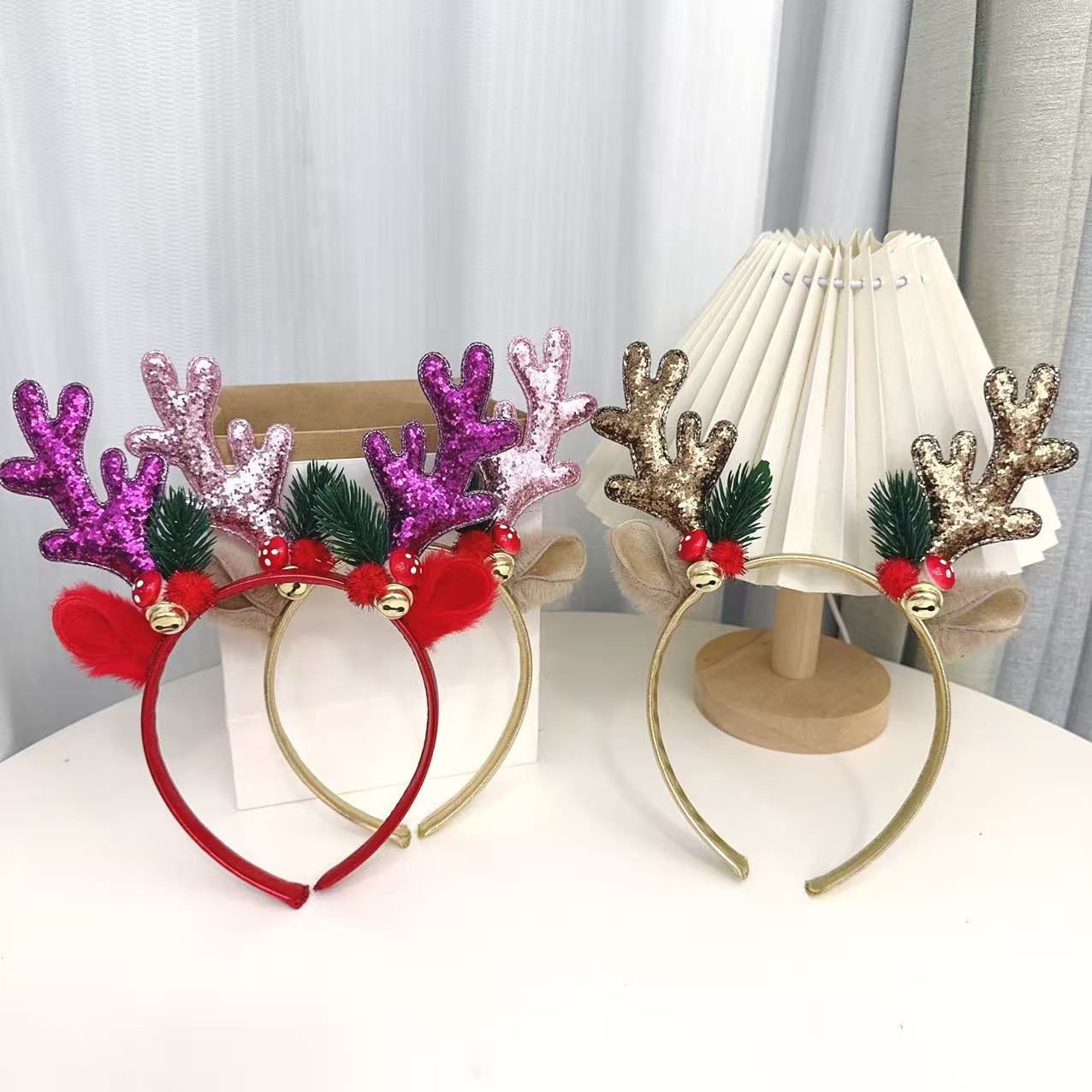 Reindeer Antlers Headband - 人気のキラキラ光るトナカイの角のヘッドバンド、ゴールドとレッドのクリスマスヘアフープ、子供と大人のパーティー用の華やかなアクセサリー